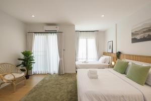 Voodi või voodid majutusasutuse Stylish Modern 4BR Villa, 12pax, 200m BTS PhraKhanong, SKV 69, 10min ThongLo, Ekamai toas