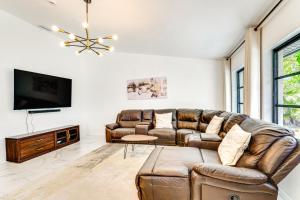 Χώρος καθιστικού στο Group Getaway Luxe Lakeside Gem in Port Charlotte