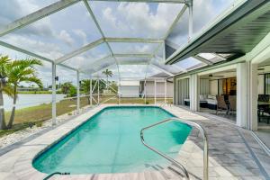 Πισίνα στο ή κοντά στο Group Getaway Luxe Lakeside Gem in Port Charlotte