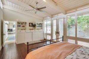Ένα ή περισσότερα κρεβάτια σε δωμάτιο στο Walk to Private Beach Rancho Palos Verdes Escape!