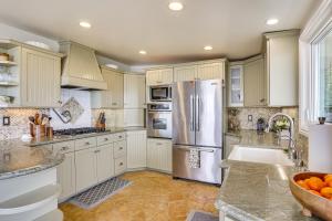 Η κουζίνα ή μικρή κουζίνα στο Walk to Private Beach Rancho Palos Verdes Escape!