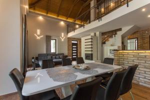 a dining room with a white table and chairs at Griff Apartman in Balatonföldvár