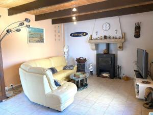 ein Wohnzimmer mit Couch und Kamin in der Unterkunft Belle maison avec jardin clos proche plage à l'ILE GRANDE - Réf 291 in Pleumeur-Bodou