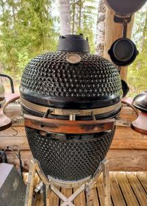 a grill sitting on top of a wooden table at Kuukkelin Koto in Hämeenlinna