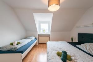 ein Schlafzimmer mit zwei Betten und einem Fenster in der Unterkunft HagenStay Mittelstadt 1 in Hagen