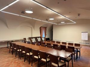 a large conference room with a long table and chairs at Zámek Žinkovy in Žinkovy