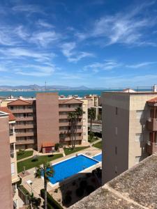 Blick auf den Pool von einem Gebäude aus in der Unterkunft Descanso y jardines con piscinas in Arenales del Sol
