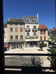 Blick auf ein großes Gebäude aus dem Fenster in der Unterkunft Chambres indépendantes Centre Ville Yssingeaux in Yssingeaux