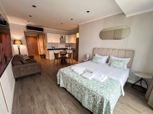 Katil atau katil-katil dalam bilik di View studio 50 meters from the sea, Porta Batumi Tower +51 gambar