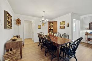 Fotografie z fotogalerie ubytování Charming Vintage 3 Bedroom Townhome 30 or more Days by SkyRun Nashville v destinaci Nashville