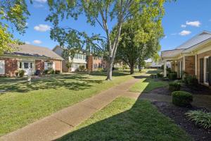 Zahrada ubytování Charming Vintage 3 Bedroom Townhome 30 or more Days by SkyRun Nashville + 62 fotografií