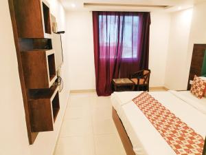Postel nebo postele na pokoji v ubytování Hotel DSR TELA Grand Plaza Near IGI Airport