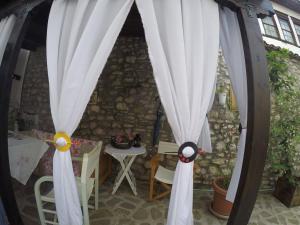 Patio lub wspólna przestrzeń na świeżym powietrzu w obiekcie Bujtina Kodiket Guesthouse