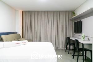 a hotel room with a bed and a desk at Unity Cabo Branco - LikeHome Hospedagens in João Pessoa