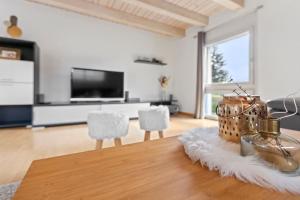 Televiisor ja/või meelelahutuskeskus majutusasutuses Villa architecte lumineuse avec jardin privé