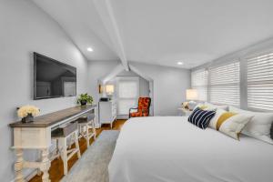 a bedroom with a large white bed and a desk at Historic West End Guest Studio Suite by SkyRun Nashville in Nashville