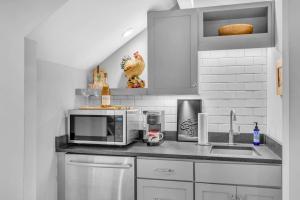 a kitchen with a microwave and a sink at Historic West End Guest Studio Suite by SkyRun Nashville in Nashville