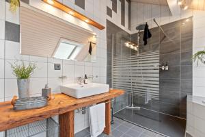 Vannituba majutusasutuses Villa architecte lumineuse avec jardin privé
