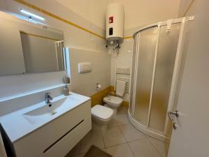 Koupelna v ubytování Casa Luna a Porto Pino + 22 fotografií
