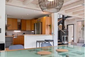 Köök või kööginurk majutusasutuses Villa architecte lumineuse avec jardin privé