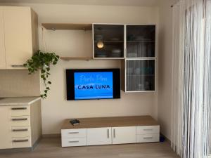 TV a/nebo společenská místnost v ubytování Casa Luna a Porto Pino