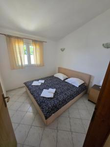Ein Bett oder Betten in einem Zimmer der Unterkunft Apartments Sandra