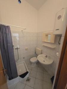 Ein Badezimmer in der Unterkunft Apartments Sandra