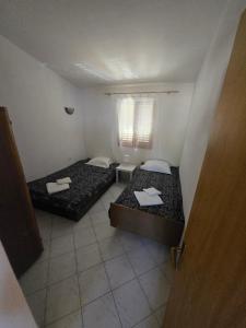 Ein Bett oder Betten in einem Zimmer der Unterkunft Apartments Sandra