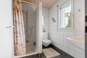 Vannituba majutusasutuses Villa architecte lumineuse avec jardin privé