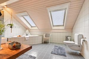 Vannituba majutusasutuses Villa architecte lumineuse avec jardin privé