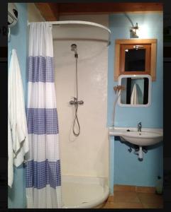 a bathroom with a shower and a sink at La era de Satue in Fanlo del Valle de Vío