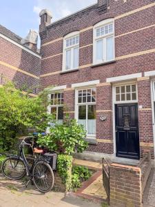 a bike parked in front of a brick house at Sfeervolle vooroorlogse woning nabij centrum in Eindhoven