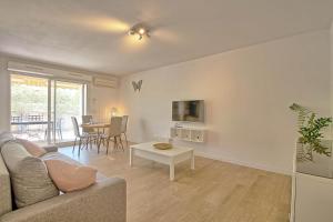TV a/nebo společenská místnost v ubytování T3 Douillet avec grande terrasse + 17 fotografií