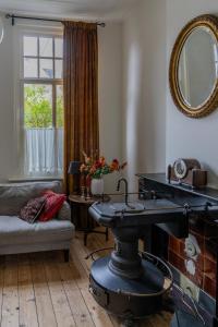 a living room with a sink and a mirror at Sfeervolle vooroorlogse woning nabij centrum in Eindhoven +27 photos