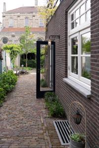 a mirror on the side of a brick building at Sfeervolle vooroorlogse woning nabij centrum in Eindhoven