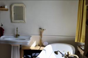 a bathroom with a sink and a tub and a white sink at Château du Grand Hamel in Mesnil-Raoul