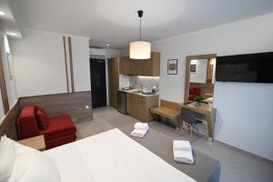 a room with a kitchen and a living room at SKYLINE Fine Living in Nei Poroi