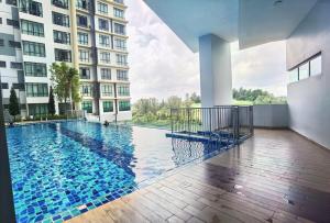 Bazén v ubytování Cozy family suites condo near Mount Austin nebo v jeho okolí