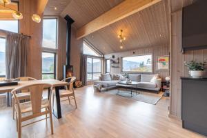 una sala de estar con una mesa y un sofá en Sunnmøre Getaway, en Sykkylven