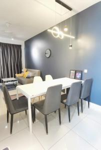 Posezení v ubytování Cozy family suites condo near Mount Austin