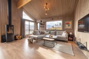 una sala de estar con un sofá y una mesa en Sunnmøre Getaway, en Sykkylven