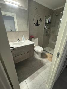 Un baño de Apartment close to the beach 2 fotos más