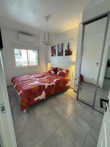 Una cama o camas en una habitación de Apartment close to the beach