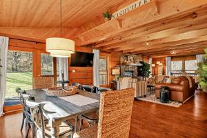 una sala da pranzo e un soggiorno con tavolo e sedie di Creeks Cabin Luxury Retreat 15 min to Downtown Nashville a Whites Creek