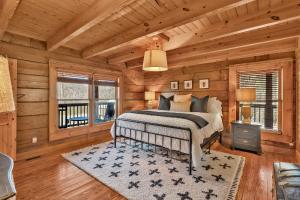 una camera con un letto in una baita di tronchi di Creeks Cabin Luxury Retreat 15 min to Downtown Nashville a Whites Creek