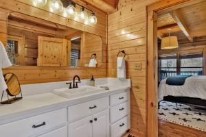un bagno con lavandino e una camera da letto di Creeks Cabin Luxury Retreat 15 min to Downtown Nashville a Whites Creek Altre 69 foto