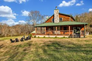 una casa in legno con sedie di fronte di Creeks Cabin Luxury Retreat 15 min to Downtown Nashville a Whites Creek