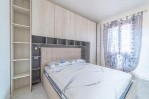 a small bedroom with a bed and a window at casa illaria in Olbia