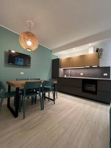 eine Küche und ein Esszimmer mit Tisch und Stühlen in der Unterkunft Appartamento Sogni al mare in Pietra Ligure