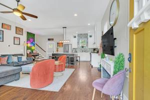 Телевизор и/или развлекательный центр в CMA FEST The BlueBelle E Nash Songwriter Stay 3 Bed 3 Bath Hot Tub Fenced Yard 30 or more Days by SkyRun Nashville